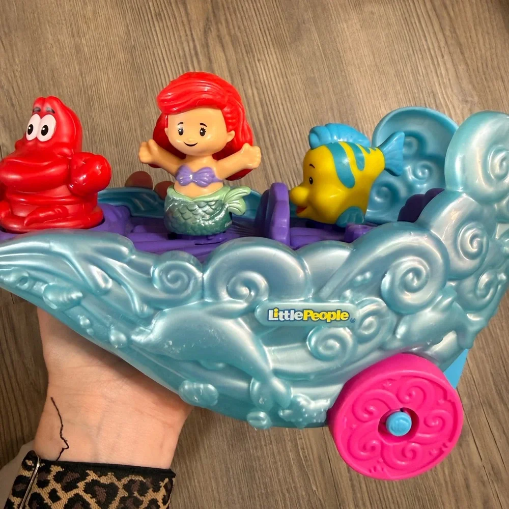 Little People Disney Princess Ariel's Seahorse Carriage Lights Up With Music